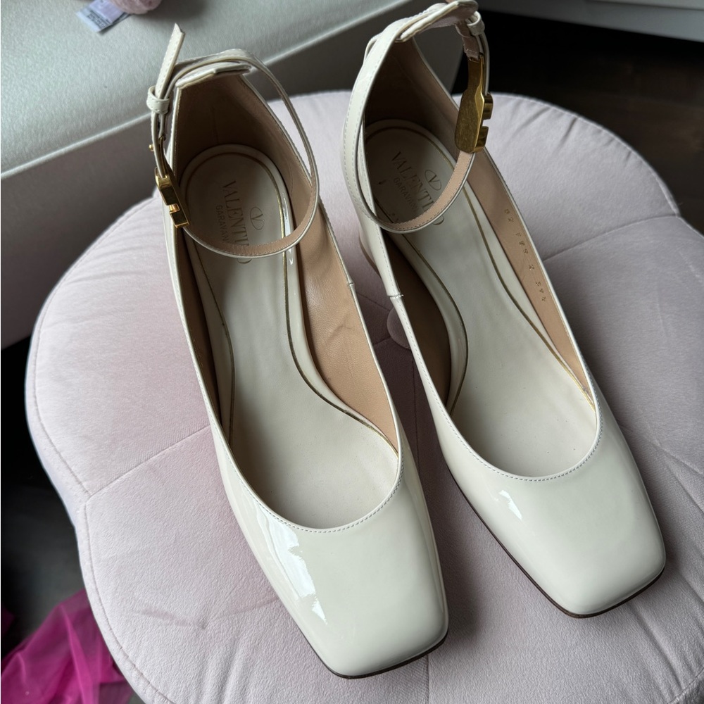 Valentino Tan-Go Logo Plaque Square Toe Pumps SZ 39 3/4